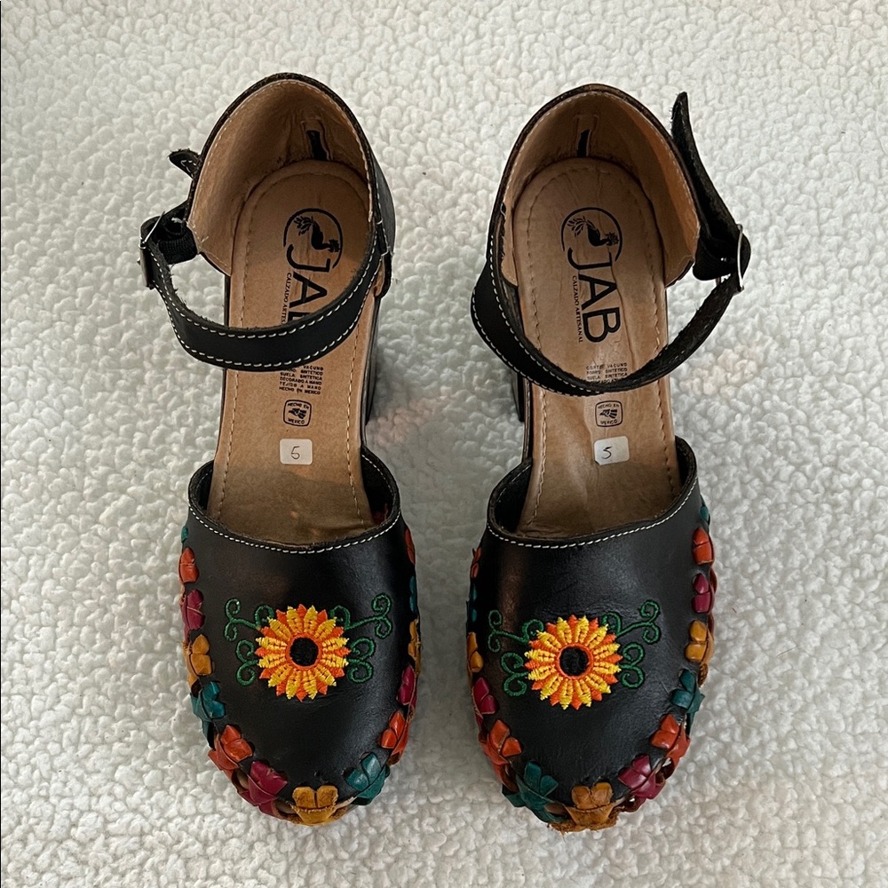 Black Floral Embroidered Huaraches